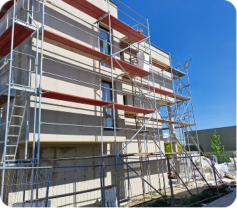 Realizace - fasáda apartmánového domu Pasohlávky, lešení 2025